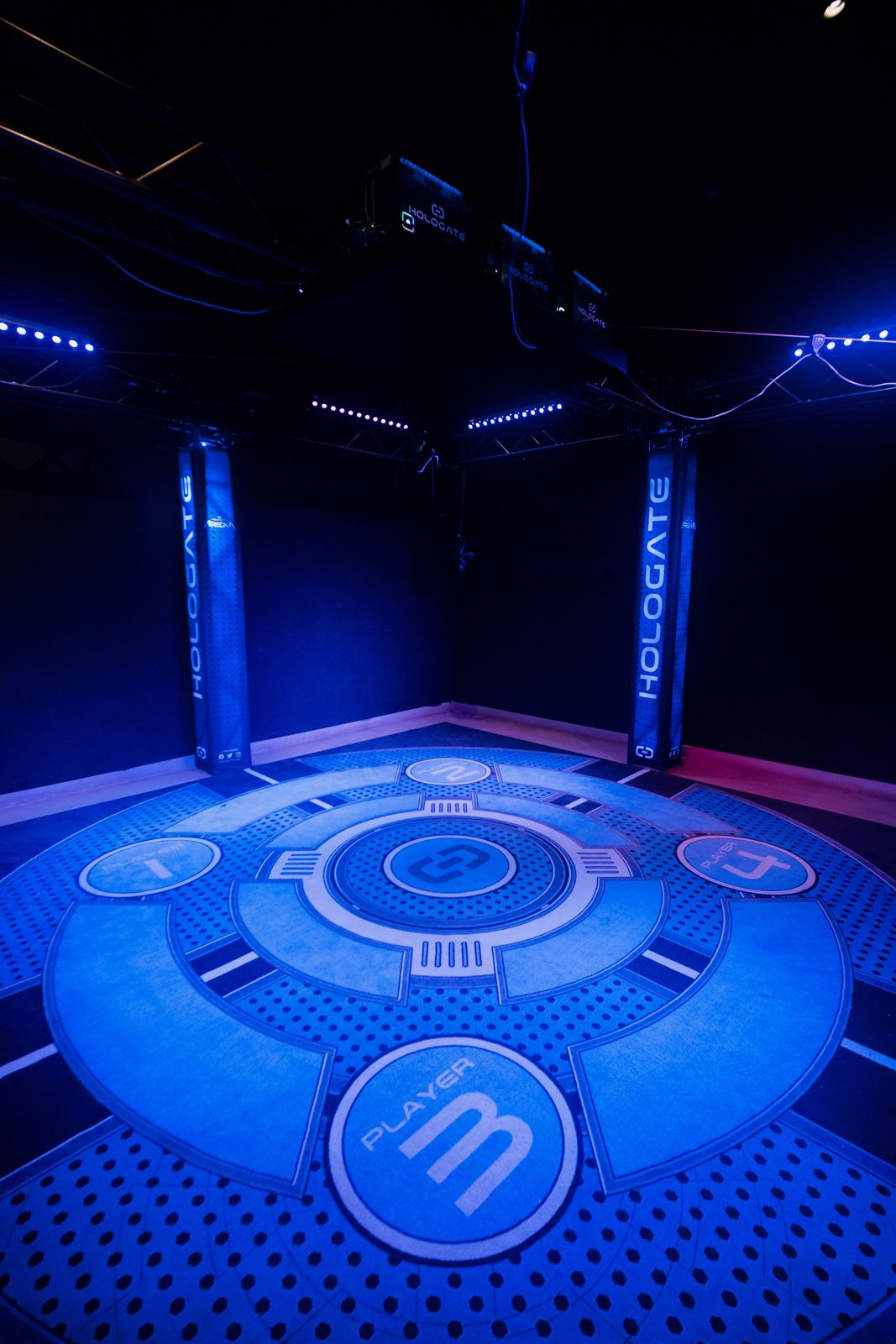 Interactive gaming arena with holographic floor